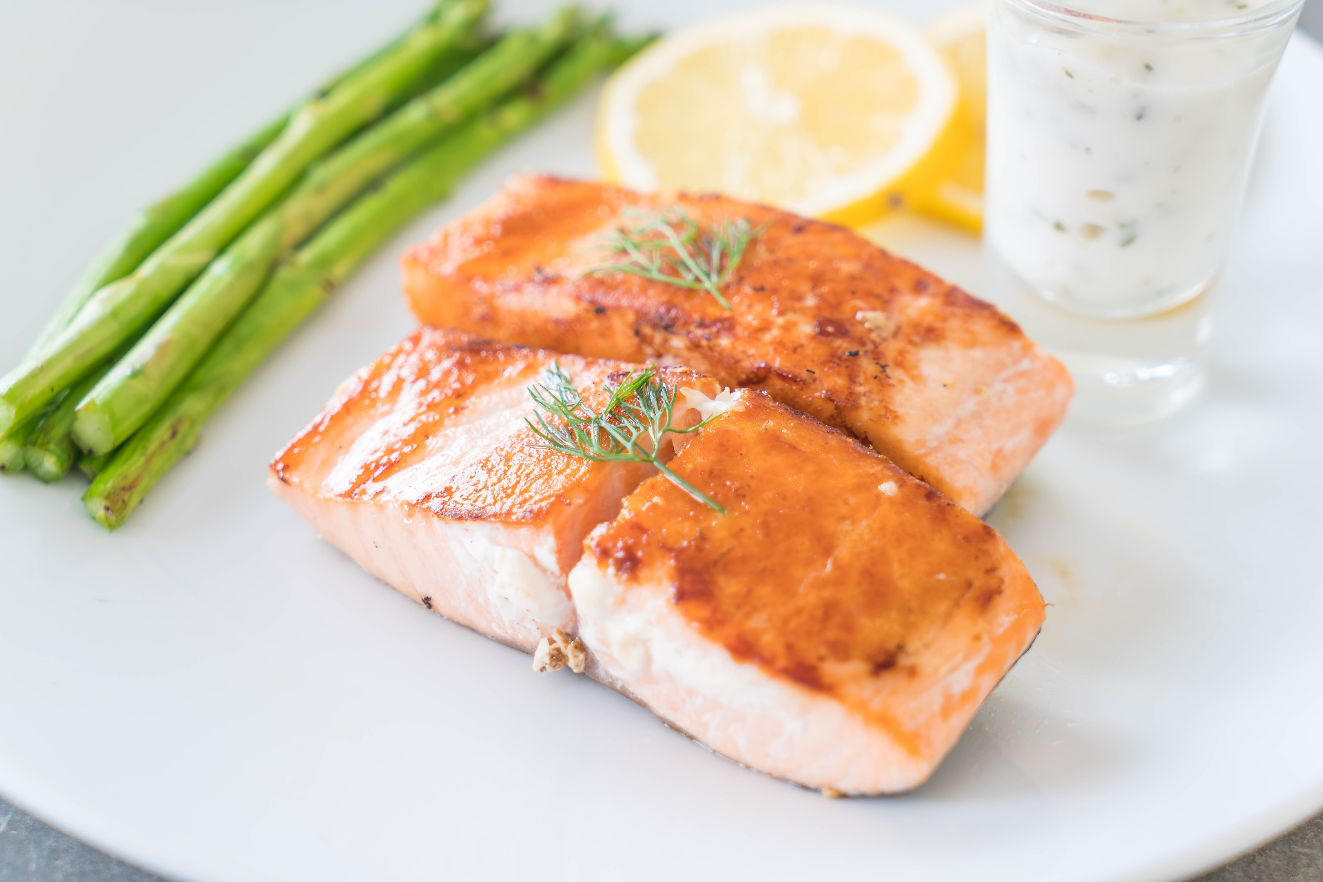 Filetes de salmón a la plancha con espárragos y limón