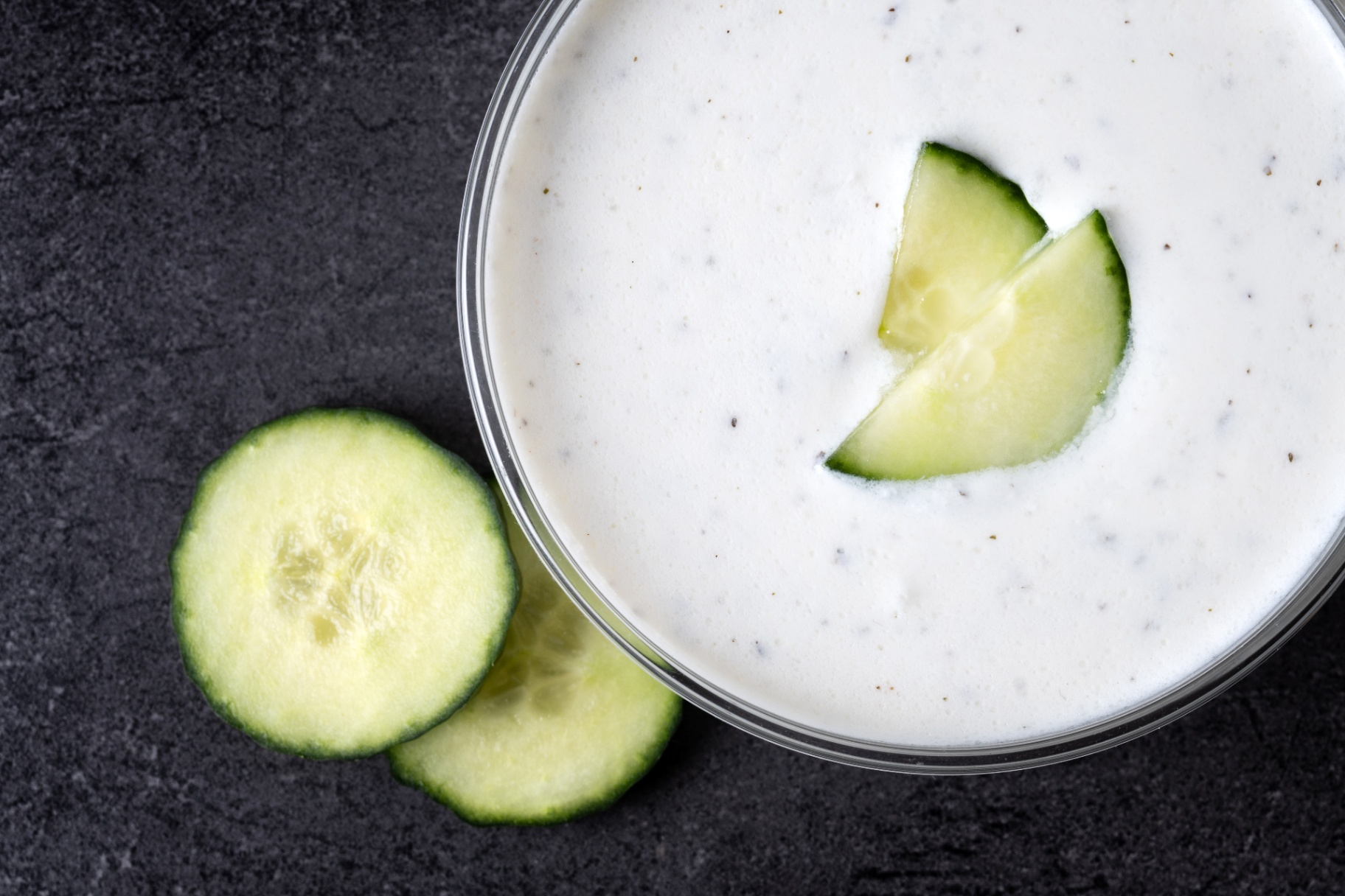 Crema fría de pepino y yogur con rodajas de pepino