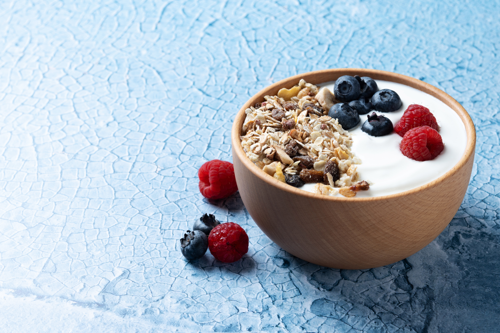 Bowl de yogur griego con frutos rojos y granola