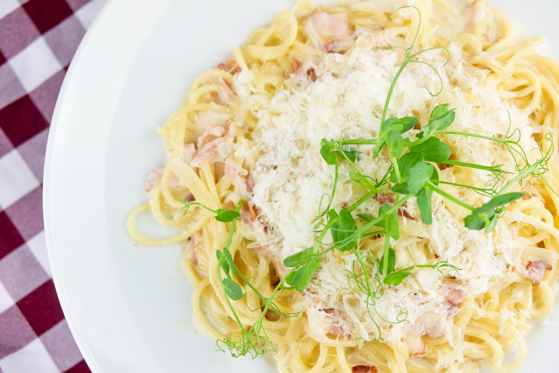 Plato de pasta carbonara con parmesano